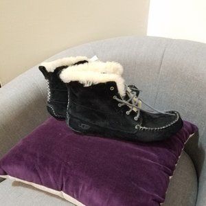 UGG Suede Slippers Size 8 - real shearling wool interior